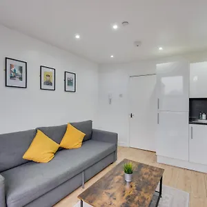 Relax In A Modern By The Centre & Bute Park Apartment
