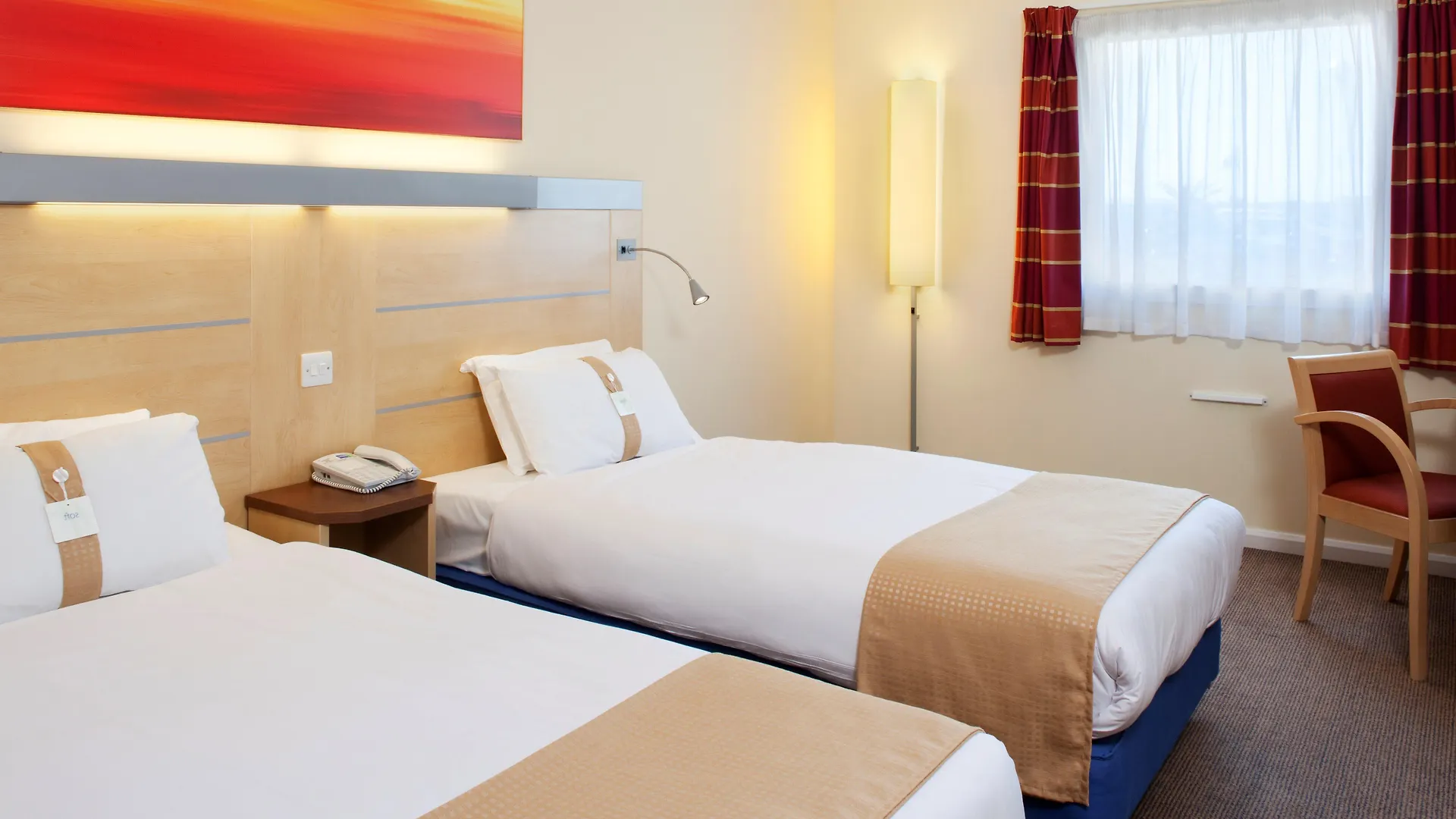Holiday Inn Express Cardiff Airport, An Ihg Hotel 3*,