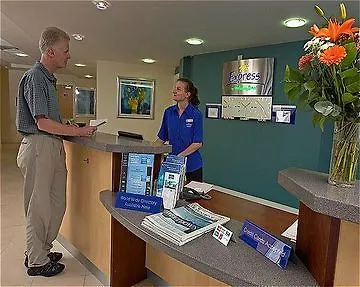 Holiday Inn Express Cardiff Airport, An Ihg Hotel 3*,
